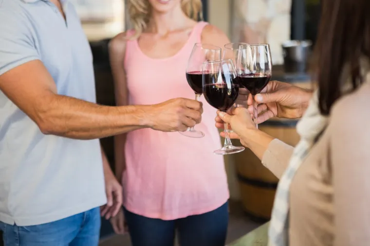 3. Promijenite prehranu: Smanjite konzumaciju crnog vina i češnjaka. Prestanite pušiti jer to je također ono što može uzrokovati bolesti desni. Konzumirate li previše alkohola, to može dovesti do povećanog stvaranja želučane kiseline što također može uzrokovati zadah.