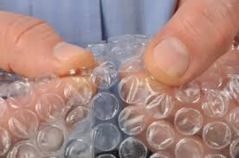 2. Vrećice/omotači sa zračnim mjehurićima (Bubble Wrap): Dvojica inženjera iz Sealed Air Corporation -a, Alfred W. Fielding i Marc Chavannes, pokušali su svojim novim izumom 1957. godine promijeniti izgled američkih domova. Vrećice s mjehurićima izvorno su zamišljene kao - tapete! Njihova ideja nije naišla na plodno tlo i ovom se izumu morala naći nova namjena. Dvije godine kasnije, je najavio svoje novo računalo, a Sealed Air Corp predložio korištenje omotača od mjehurića kao materijala za zaštitu računala. IBM je to odobrio i omotači s mjehurićima ubrzo su se počeli koristiti diljem svijeta. 