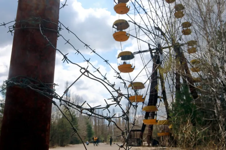 3. Napušteni zabavni park: Zabavni park Pripjat tog 26. travnja 1986. još nije bio dovršen tako da nikad nije ni bio službeno otvoren. Svečano otvorenje bilo je planirano nekoliko dana kasnije, 1. svibnja. Park sada stoji kao napuštena ikona katastrofe u Černobilu i snažan podsjetnik na sve ono što je trebao biti.