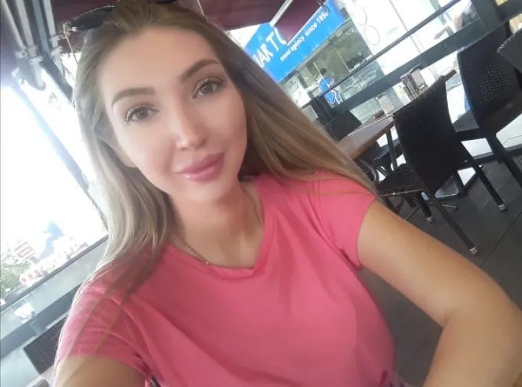 Plaćene su po satu da brbljaju i piju! Cvjeta novi biznis, a ova djevojka upravo je otkrila detalje, pa čak i koliko se zarađuje