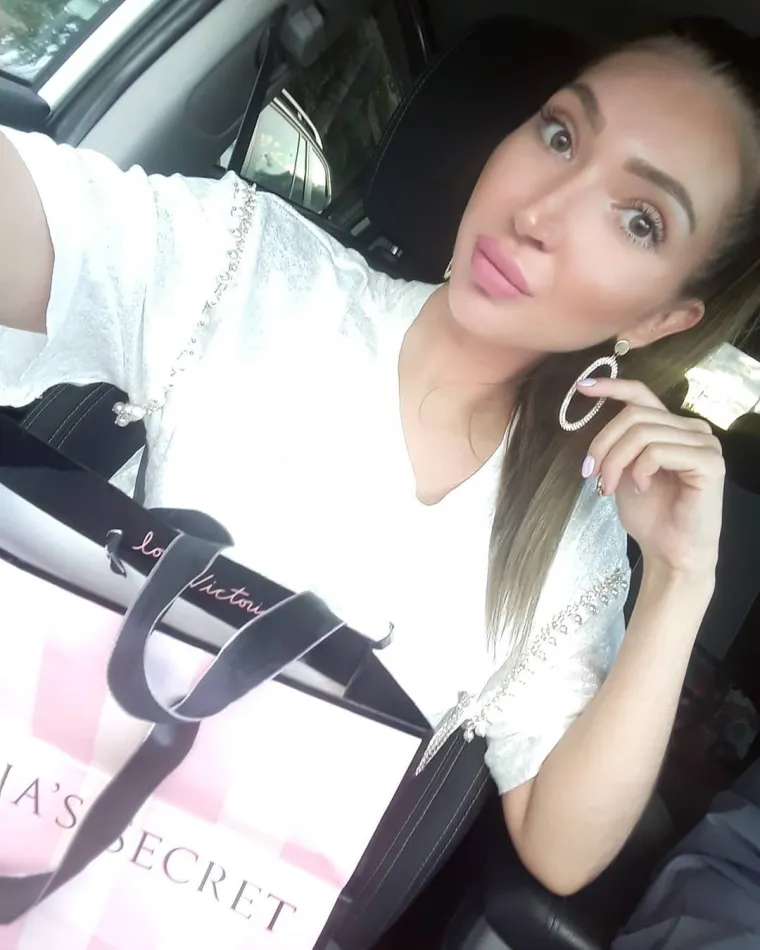 Plaćene su po satu da brbljaju i piju! Cvjeta novi biznis, a ova djevojka upravo je otkrila detalje, pa čak i koliko se zarađuje