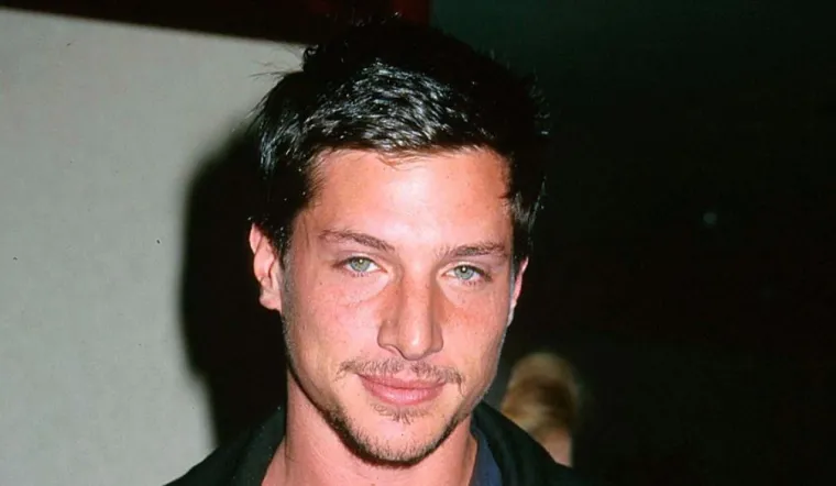 1. Simon Rex: Najpoznatiji po pojavljivanju u franšizi &quot;Scary Movie&quot;, ovaj američki glumac karijeru je započeo još s 18 godina. Bilo je to vrijeme kada se morao brinuti za svoju djevojku i njeno dijete. Paru je nedostajalo novca za stanarinu pa mu je djevojka, koja je već radila na filmovima za odrasle, sredila &quot;gažu&quot;. Pod imenom Sebastian snimao se dok masturbira. 