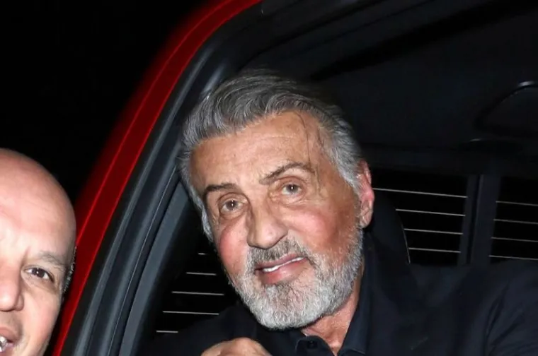 7. Sylvester Stallone: Prije nego ga je &quot;Rocky&quot; odveo u zvjezdane visine, Sylvester je tih ranih 1970-ih bio mladić kojemu je očajnički trebalo novca. Nakon što su ga, zbog neplaćanja najma, izbacili iz stana, živio je kao beskućnik i spavao na autobusnoj stanici. Ubrzo je ugledao oglas za glumce u erotskom filmu &quot;The Party at Kitty and Stud’s&quot;. Osjećao je da mu je to jedina prilika da se izvuče pa je prihvatio honorar od 200 dolara za dva dana posla. Nakon što je ulogom u &quot;Rockyju&quot; postao slavan, ljudi iz filmske industrije nudili su mu da otkupi prava za svoj erotski film no Sylvester je to odbio. 
