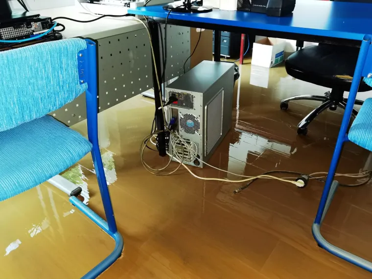 Poplavila gimnazija na Selskoj: 'Navalila je bujica sa svih strana, razvalila vrata &scaron;kole... Prizemlje je devastirano'