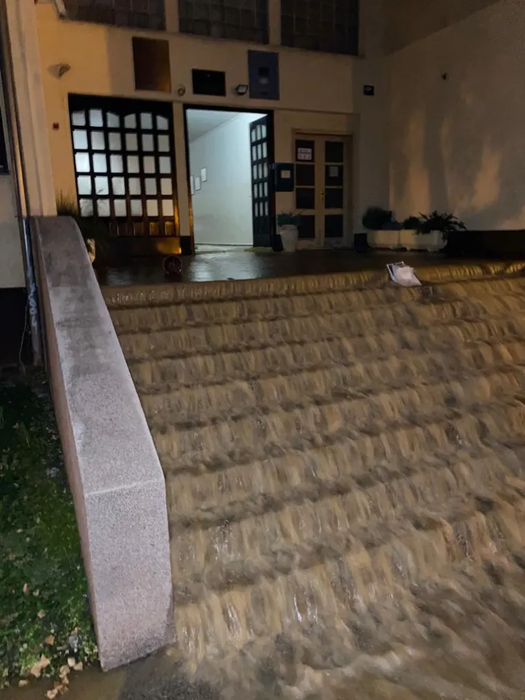Poplavila gimnazija na Selskoj: 'Navalila je bujica sa svih strana, razvalila vrata &scaron;kole... Prizemlje je devastirano'