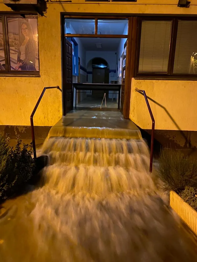 Poplavila gimnazija na Selskoj: 'Navalila je bujica sa svih strana, razvalila vrata &scaron;kole... Prizemlje je devastirano'