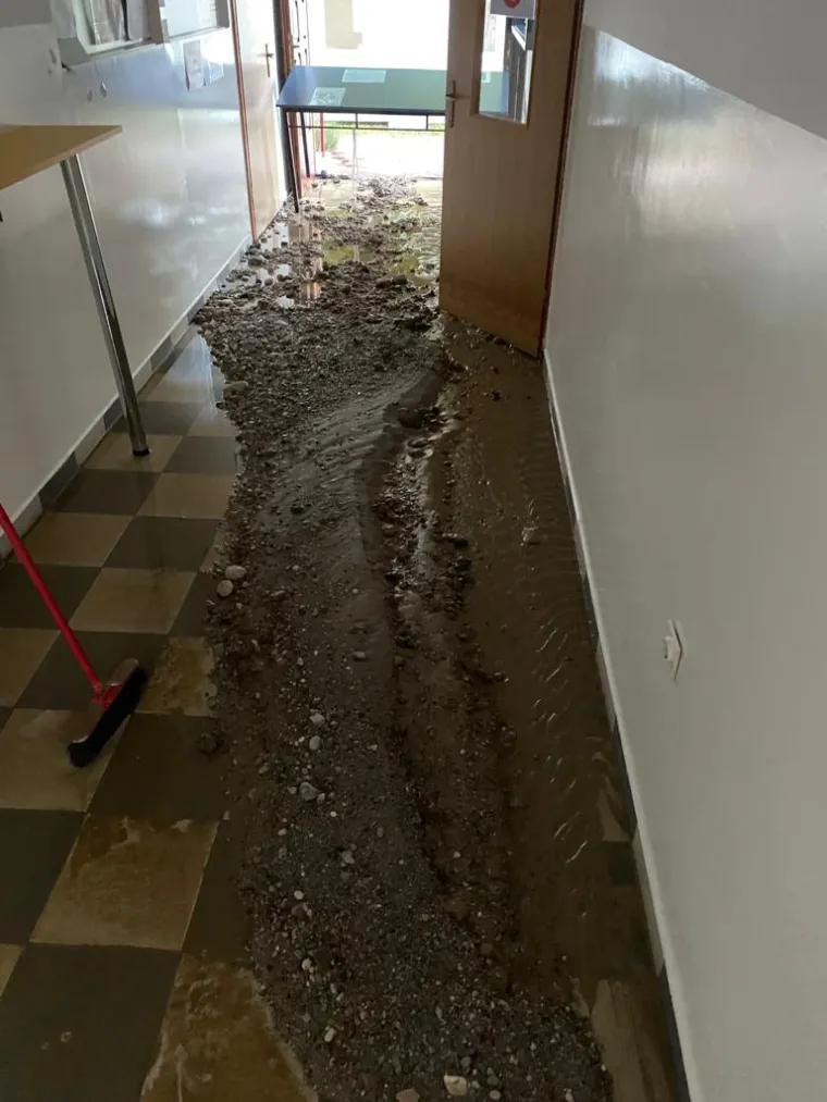 Poplavila gimnazija na Selskoj: 'Navalila je bujica sa svih strana, razvalila vrata &scaron;kole... Prizemlje je devastirano'