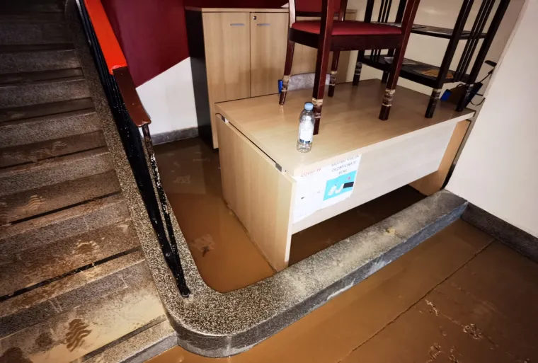 Poplavila gimnazija na Selskoj: 'Navalila je bujica sa svih strana, razvalila vrata &scaron;kole... Prizemlje je devastirano'