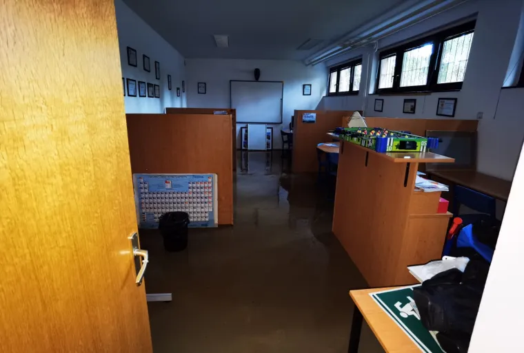 Poplavila gimnazija na Selskoj: 'Navalila je bujica sa svih strana, razvalila vrata &scaron;kole... Prizemlje je devastirano'
