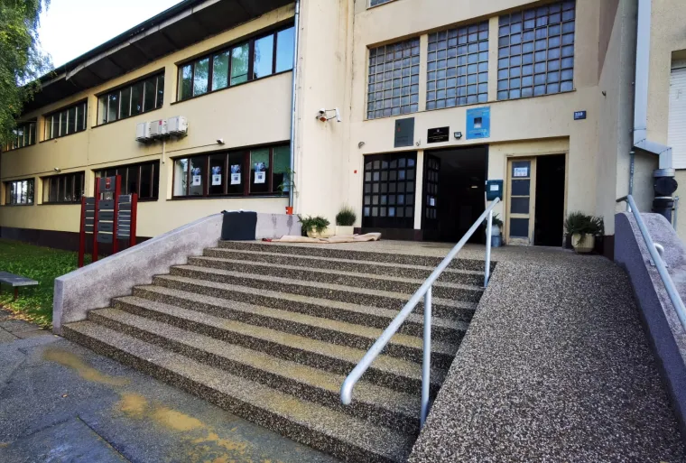 Poplavila gimnazija na Selskoj: 'Navalila je bujica sa svih strana, razvalila vrata &scaron;kole... Prizemlje je devastirano'