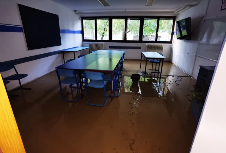 Poplavila gimnazija na Selskoj: 'Navalila je bujica sa svih strana, razvalila vrata &scaron;kole... Prizemlje je devastirano'