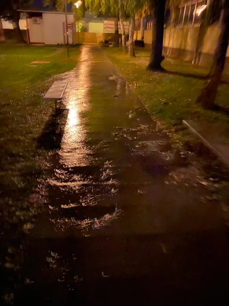 Poplavila gimnazija na Selskoj: 'Navalila je bujica sa svih strana, razvalila vrata &scaron;kole... Prizemlje je devastirano'