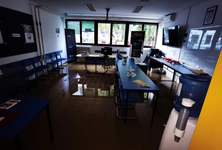 Poplavila gimnazija na Selskoj: 'Navalila je bujica sa svih strana, razvalila vrata &scaron;kole... Prizemlje je devastirano'