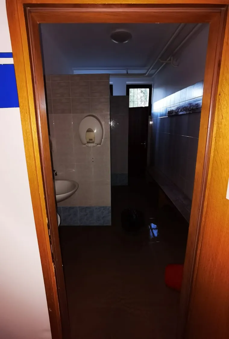 Poplavila gimnazija na Selskoj: 'Navalila je bujica sa svih strana, razvalila vrata &scaron;kole... Prizemlje je devastirano'