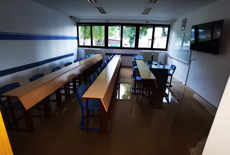 Poplavila gimnazija na Selskoj: 'Navalila je bujica sa svih strana, razvalila vrata &scaron;kole... Prizemlje je devastirano'