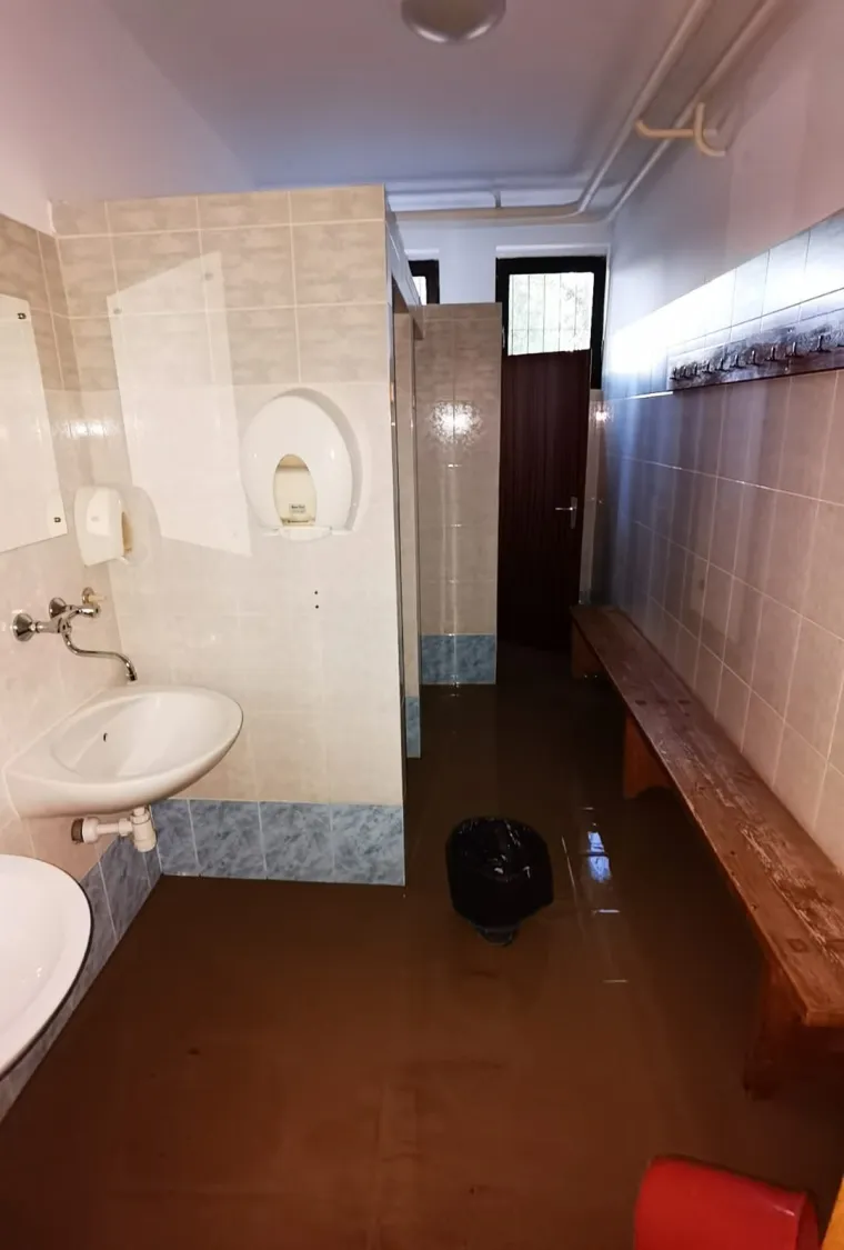 Poplavila gimnazija na Selskoj: 'Navalila je bujica sa svih strana, razvalila vrata &scaron;kole... Prizemlje je devastirano'