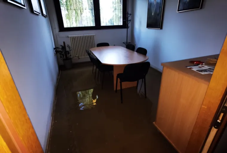 Poplavila gimnazija na Selskoj: 'Navalila je bujica sa svih strana, razvalila vrata &scaron;kole... Prizemlje je devastirano'