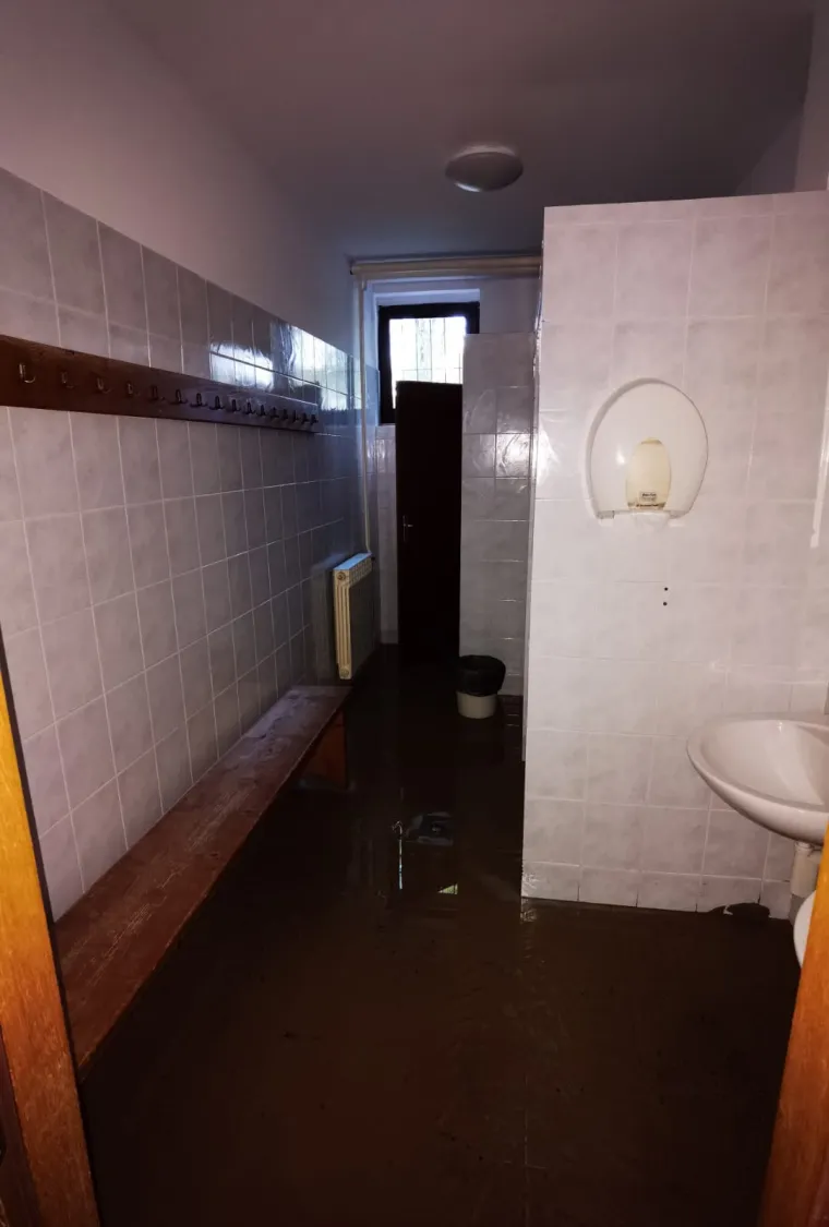 Poplavila gimnazija na Selskoj: 'Navalila je bujica sa svih strana, razvalila vrata &scaron;kole... Prizemlje je devastirano'