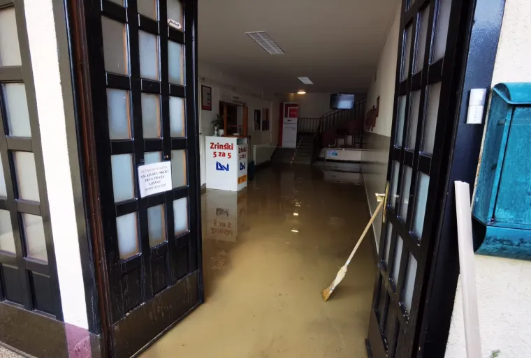 Poplavila gimnazija na Selskoj: 'Navalila je bujica sa svih strana, razvalila vrata &scaron;kole... Prizemlje je devastirano'