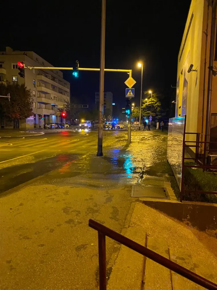 Poplavila gimnazija na Selskoj: 'Navalila je bujica sa svih strana, razvalila vrata &scaron;kole... Prizemlje je devastirano'