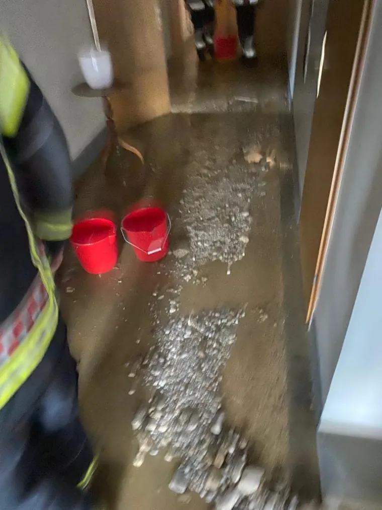 Poplavila gimnazija na Selskoj: 'Navalila je bujica sa svih strana, razvalila vrata &scaron;kole... Prizemlje je devastirano'