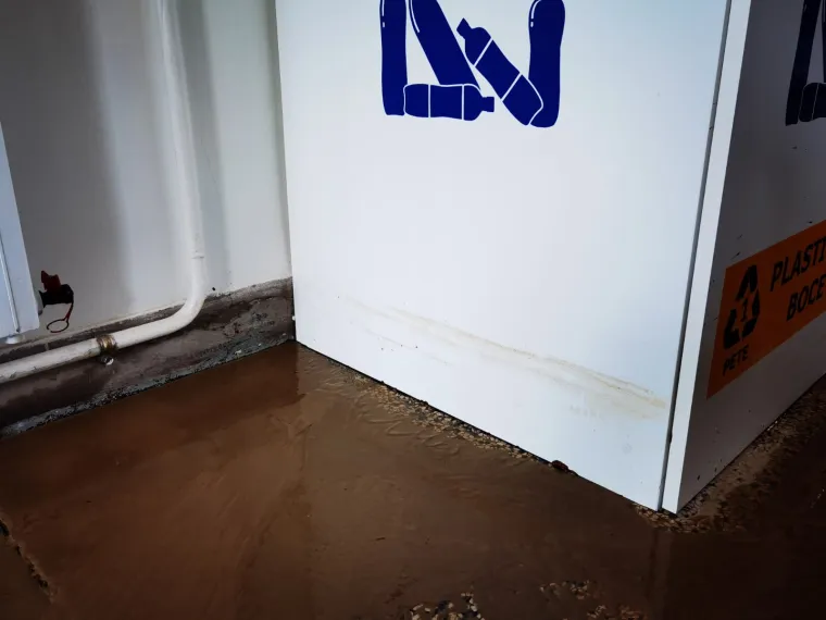 Poplavila gimnazija na Selskoj: 'Navalila je bujica sa svih strana, razvalila vrata &scaron;kole... Prizemlje je devastirano'