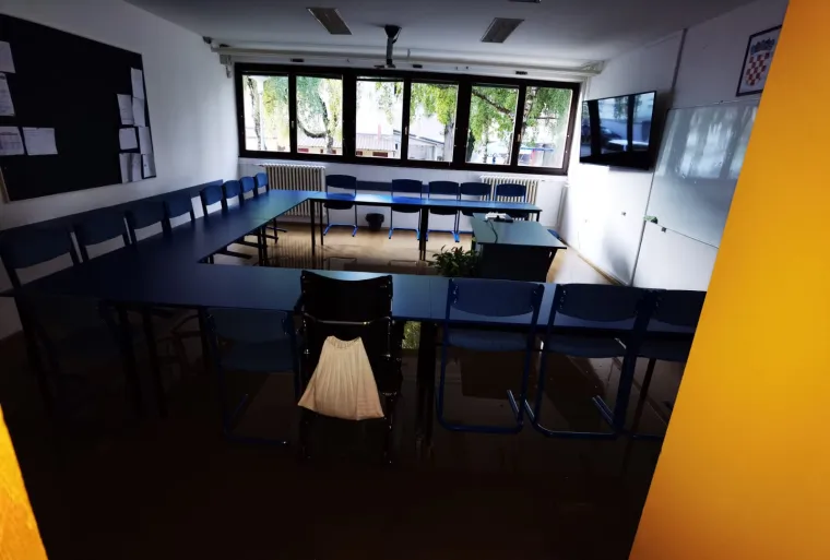 Poplavila gimnazija na Selskoj: 'Navalila je bujica sa svih strana, razvalila vrata &scaron;kole... Prizemlje je devastirano'