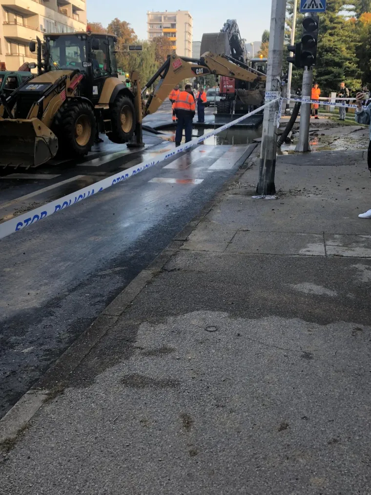 Opet kataklizma na Tre&scaron;njevci! Pukla vodovodna cijev na Selskoj, poplavljen i učenički dom