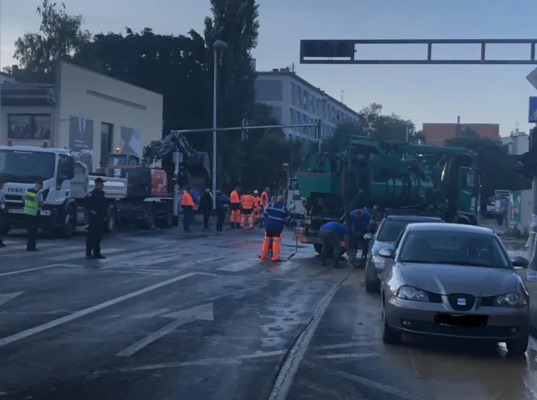 Opet kataklizma na Tre&scaron;njevci! Pukla vodovodna cijev na Selskoj, poplavljen i učenički dom
