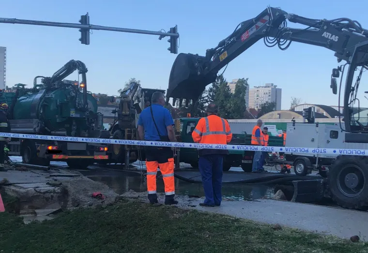 Opet kataklizma na Tre&scaron;njevci! Pukla vodovodna cijev na Selskoj, poplavljen i učenički dom