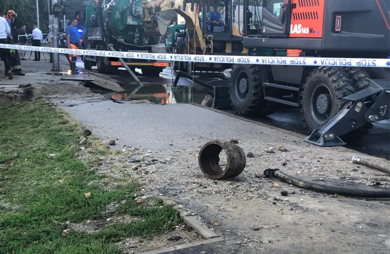 Opet kataklizma na Tre&scaron;njevci! Pukla vodovodna cijev na Selskoj, poplavljen i učenički dom