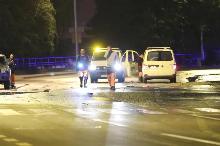 Zagrebačka policija danas ujutro je javila kako je opet pukla vodovodna cijev na području Trešnjevke. Došlo je do puknuća vodovodne cijevi i izlijevanja veće količine vode po okolnim ulicama i objektima. Za sada nema ozlijeđenih osoba, materijalna šteta je neutvrđena, obustavljen je promet u zoni događaja, sve nadležne službe postupaju. Na teren je izišao i zagrebački gradonačelnik Tomislav Tomašević.