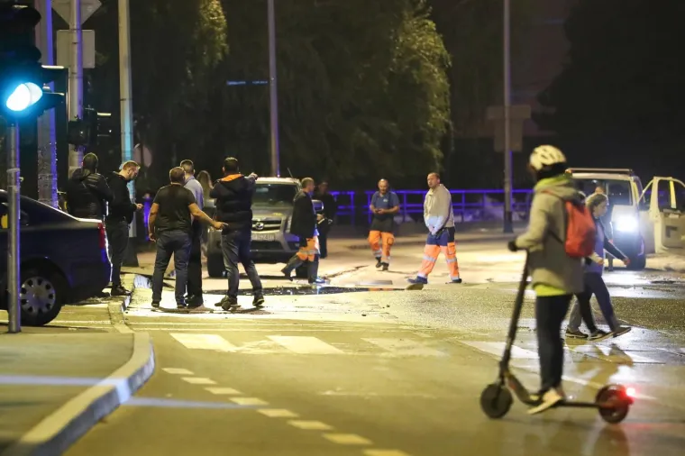 Zagrebačka policija danas ujutro je javila kako je opet pukla vodovodna cijev na području Trešnjevke. Došlo je do puknuća vodovodne cijevi i izlijevanja veće količine vode po okolnim ulicama i objektima. Za sada nema ozlijeđenih osoba, materijalna šteta je neutvrđena, obustavljen je promet u zoni događaja, sve nadležne službe postupaju. Na teren je izišao i zagrebački gradonačelnik Tomislav Tomašević.