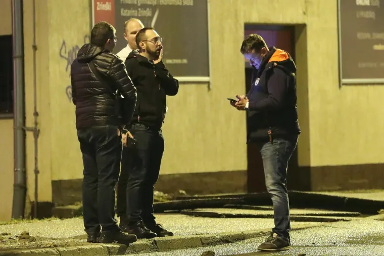 Zagrebačka policija danas ujutro je javila kako je opet pukla vodovodna cijev na području Trešnjevke. Došlo je do puknuća vodovodne cijevi i izlijevanja veće količine vode po okolnim ulicama i objektima. Za sada nema ozlijeđenih osoba, materijalna šteta je neutvrđena, obustavljen je promet u zoni događaja, sve nadležne službe postupaju. Na teren je izišao i zagrebački gradonačelnik Tomislav Tomašević.