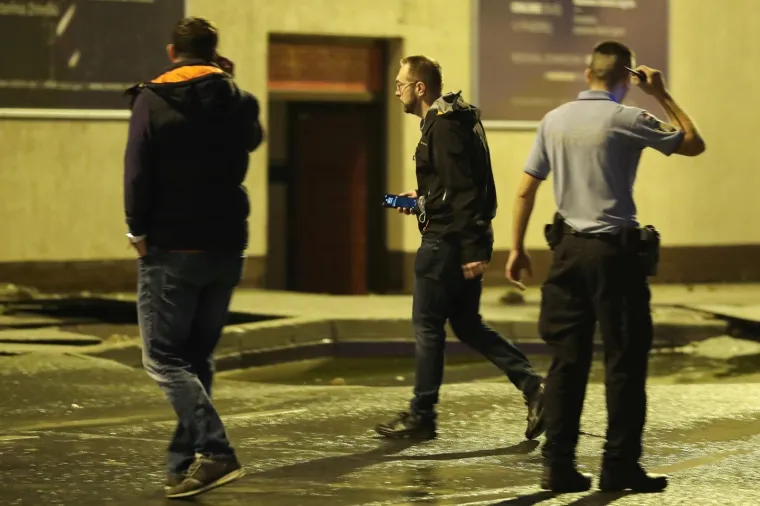 Zagrebačka policija danas ujutro je javila kako je opet pukla vodovodna cijev na području Trešnjevke. Došlo je do puknuća vodovodne cijevi i izlijevanja veće količine vode po okolnim ulicama i objektima. Za sada nema ozlijeđenih osoba, materijalna šteta je neutvrđena, obustavljen je promet u zoni događaja, sve nadležne službe postupaju. Na teren je izišao i zagrebački gradonačelnik Tomislav Tomašević.