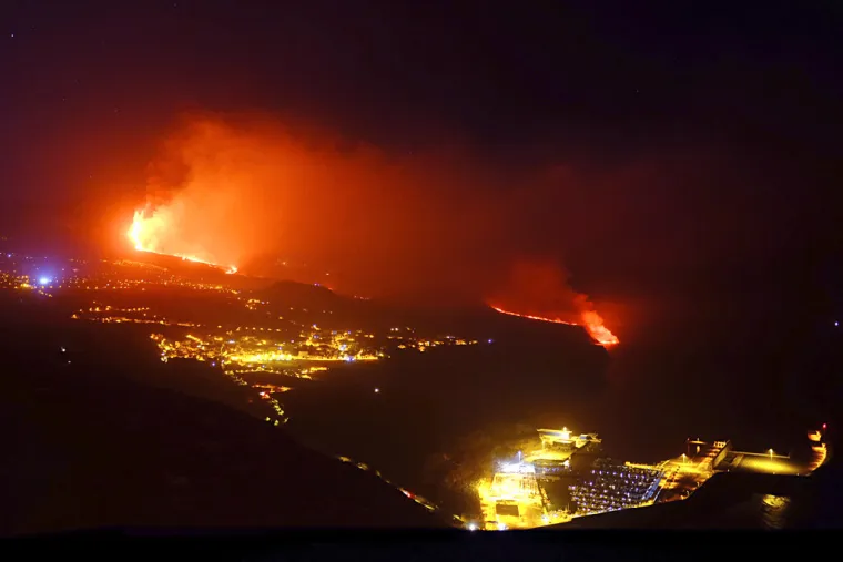 Lava na La Palmi stigla do Atlantika: Stanovnici su zatvoreni u kućama, &scaron;ire se otrovni plinovi
