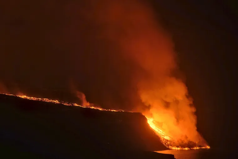 Lava na La Palmi stigla do Atlantika: Stanovnici su zatvoreni u kućama, &scaron;ire se otrovni plinovi