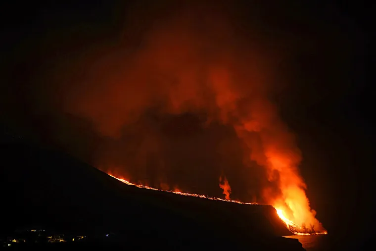 Lava na La Palmi stigla do Atlantika: Stanovnici su zatvoreni u kućama, &scaron;ire se otrovni plinovi