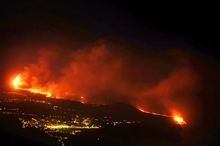 Lava na La Palmi stigla do Atlantika: Stanovnici su zatvoreni u kućama, &scaron;ire se otrovni plinovi
