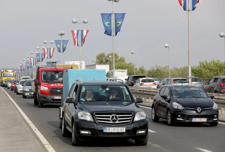 Pogledajte kaos i kolonu od 12 kilometara  na dionici autoceste A2 od čvora Jankomir do čvora Zapre&scaron;ić