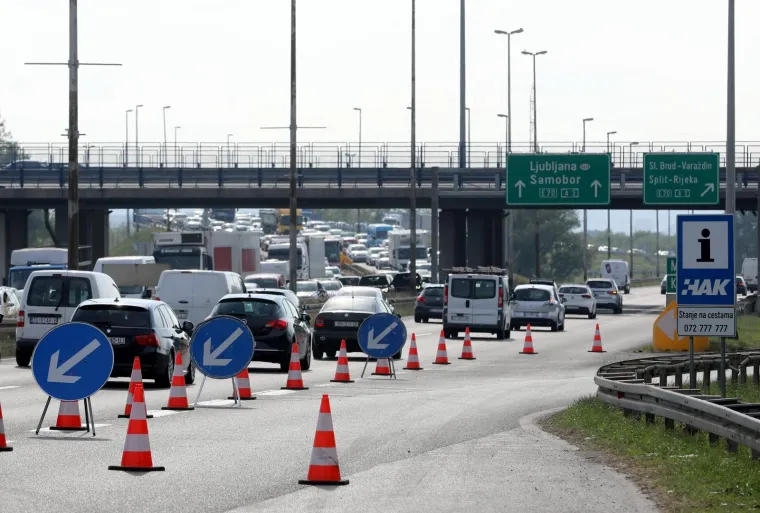Pogledajte kaos i kolonu od 12 kilometara  na dionici autoceste A2 od čvora Jankomir do čvora Zapre&scaron;ić