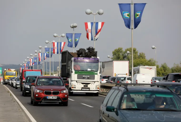 Pogledajte kaos i kolonu od 12 kilometara  na dionici autoceste A2 od čvora Jankomir do čvora Zapre&scaron;ić