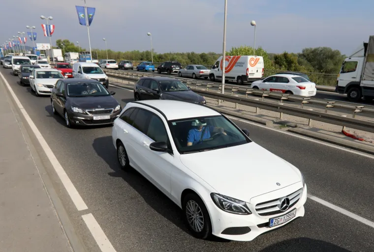 Pogledajte kaos i kolonu od 12 kilometara  na dionici autoceste A2 od čvora Jankomir do čvora Zapre&scaron;ić