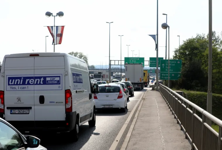 Pogledajte kaos i kolonu od 12 kilometara  na dionici autoceste A2 od čvora Jankomir do čvora Zapre&scaron;ić