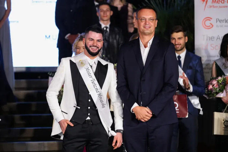 Žestoka konkurencija: Razgolićeni cure i dečki pokazali utrenirana tijela, a oni manje sramežljivi - napravili pravi show