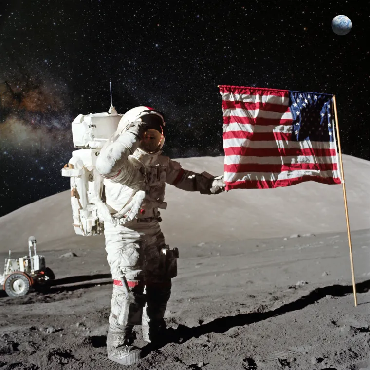 1. Zastava je vijorila zbog kvara na opremi - Jedan od najčešće spominjanih &apos;dokaza&apos; da se slijetanje nije dogodilo je da je američka zastava lepršala, kada je astronauti zapiknuli u tlo, a to je nemoguće jer na Mjesecu nema vjetra. Astronaut Buzz Aldrin je objasnio da je mala teleskopska ruka bila zakačena za dršku zastave, ali se nikako nije mogla potpuno izvući pa je izgledalo kao da zastava vijori na vjetru. 