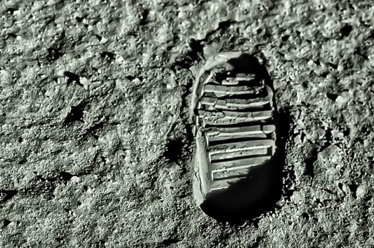 2. Otisak stopala na Mjesecu ne odgovara Neilu Armstrongu! Da, zaista ne odgovara, a objašnjenje je vrlo jednostavno - to je otisak stopala drugog astronauta Buzza Aldrina.