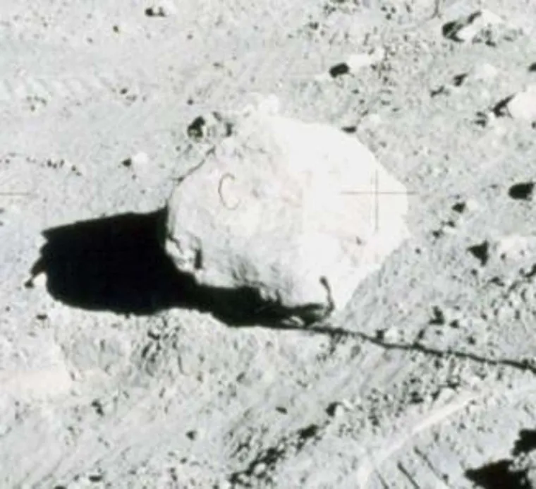4. Detaljnijim pregledom fotografija misije Apollo, ljudi su primijetili slovo &quot;C&quot; na jednom od kamenja na površini Mjeseca. No, kada su se pregledale originalne fotografije - toga slova nije bilo. Vjeruje se da je to slovo &quot;C&quot; kosa ili vlakno koje je, na neki način, uhvatila mašina dok su se radile kopije originala. 