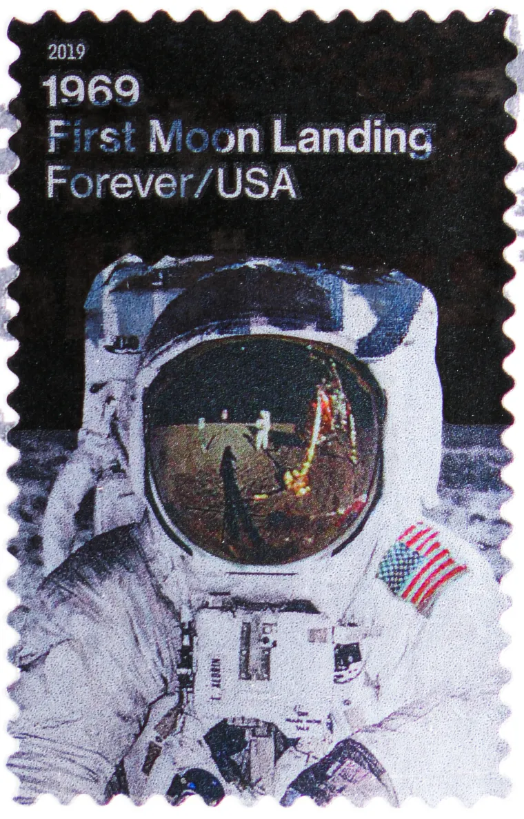 7. Na popularnoj fotografiji Buzza Aldrina na Mjesecu u njegovu viziru se vidi Neil Armstrong koji, po svemu sudeći, ne drži kameru. S obzirom na to da su njih dvojica jedini bila na Mjesecu, postavlja se pitanje, tko je fotografirao? Odgovor je - nitko. Kamera je bila na astronautskom odjelu u predjelu prsa. 