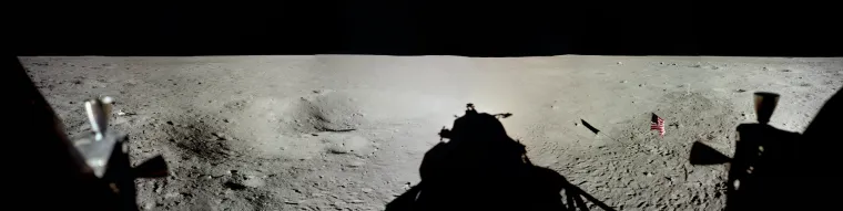 9. Jo&scaron; jedno pitanje su postavili teoretičari zavjera gledajući fotografija s Mjeseca: za&scaron;to su sjene objekata u različitim smjerovima, a obja&scaron;njenje je zbog 'niskog' Sunca i nejednake povr&scaron;ina Mjeseca. Ono pitanje koja se često postavlja teoretičarima zavjera je - za&scaron;to svaki objekt ima samo jednu sjenu, ako je vi&scaron;e izvora svjetla?